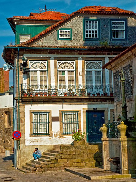 O restauro de casas antigas em Oeiras possibilita a criação de ambientes mágicos, onde o moderno se funde com o antigo
