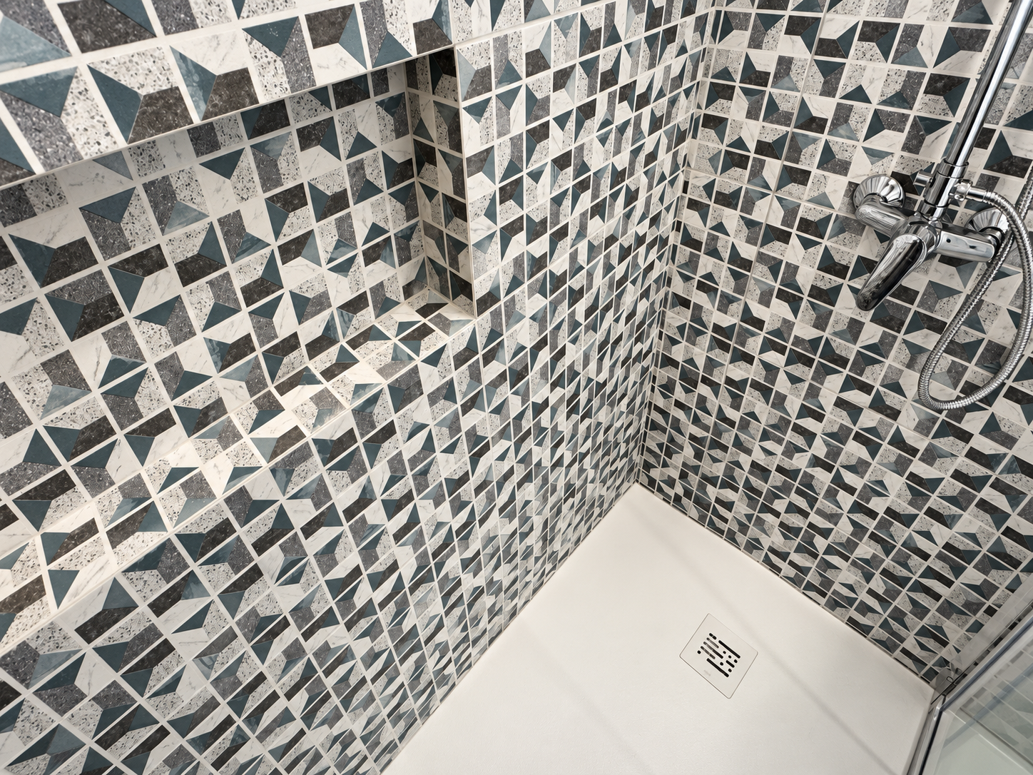 Detail of the shower with geometric tiles in Queijas