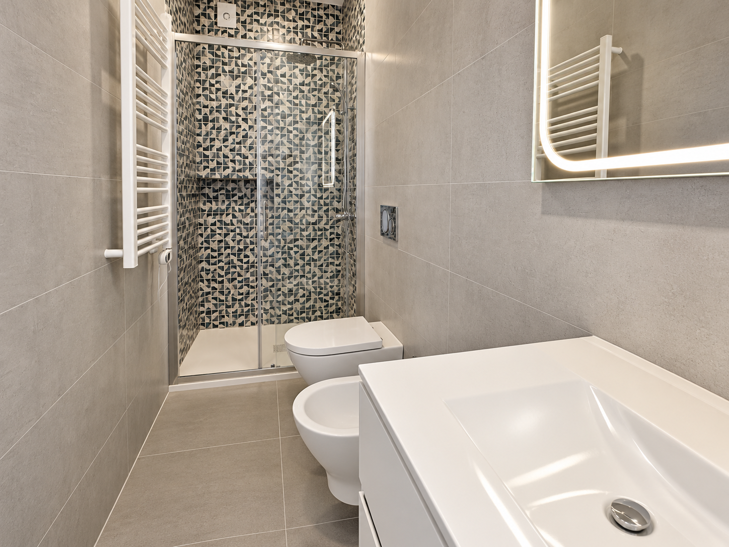 Grey bathroom with a shower and washbasin in Queijas