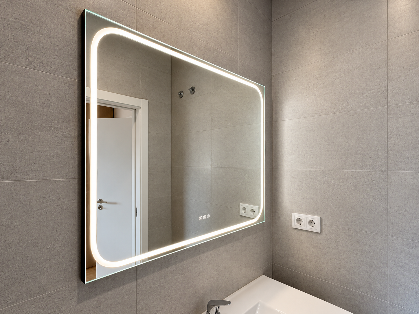 Detail of the illuminated mirror and grey wall in Queijas