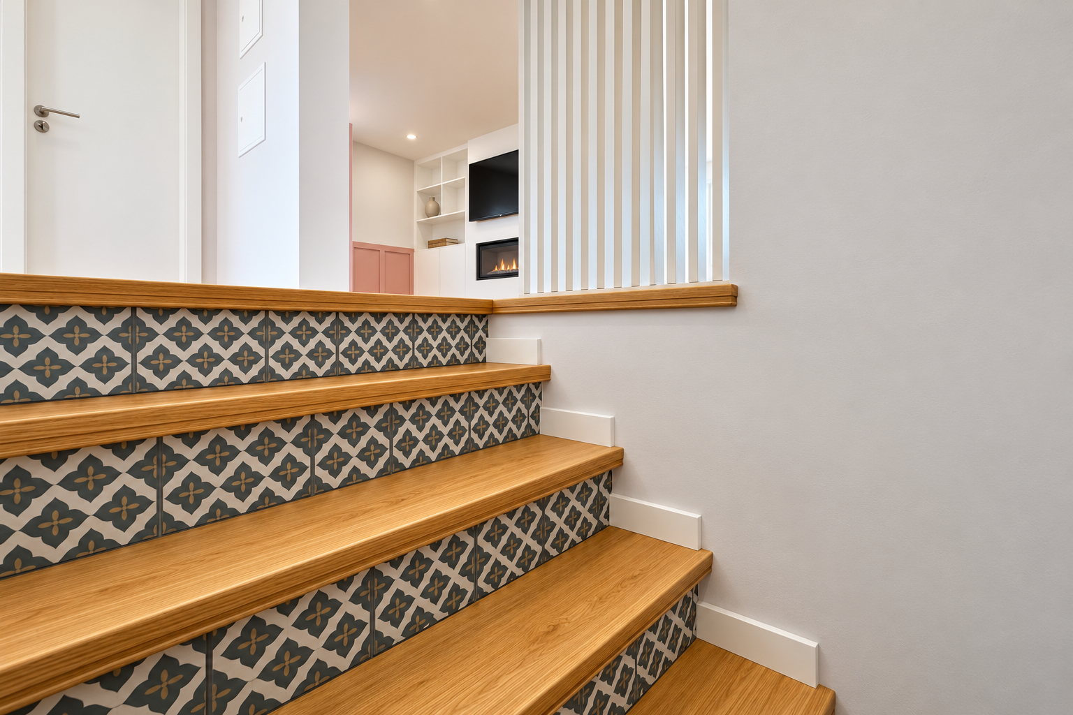Escada de madeira com azulejos decorativos em Queijas