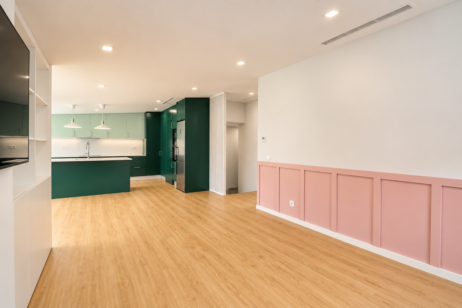 Cozinha aberta com painel rosa em Queijas