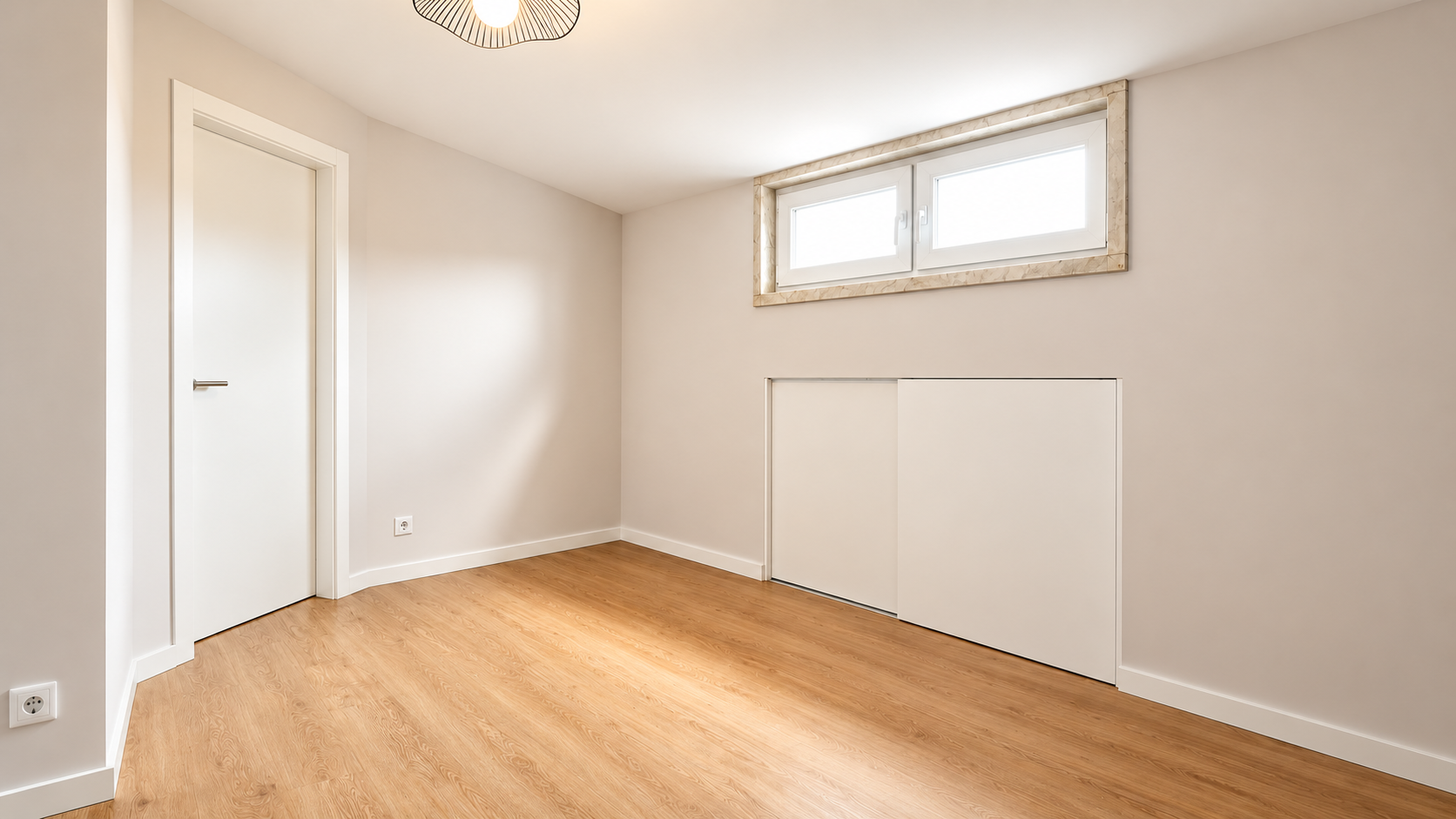 Room with wooden flooring in Queijas — view 11